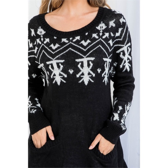 Round neck pocket detail Holiday pattern sweater - Picture 8 of 9